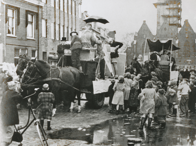 875116 Afbeelding van een verregende feestelijke optocht met paard en wagens in de Waterstraat in Wijk C te Utrecht.